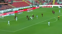 Funes Mori casi hace un golazo.