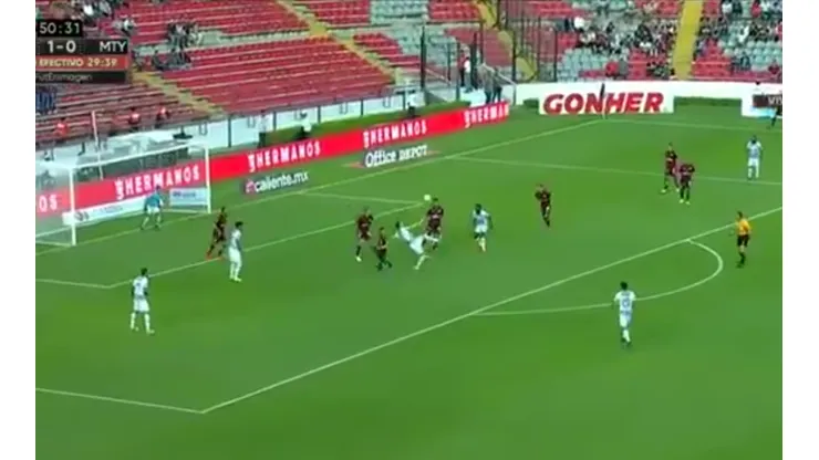 Funes Mori casi hace un golazo.