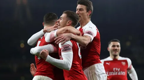 Arsenal festeja, Chelsea se lamenta. Londres, hoy, es roja y blanca.