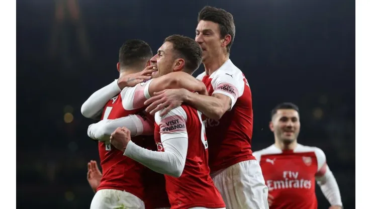 Arsenal festeja, Chelsea se lamenta. Londres, hoy, es roja y blanca.