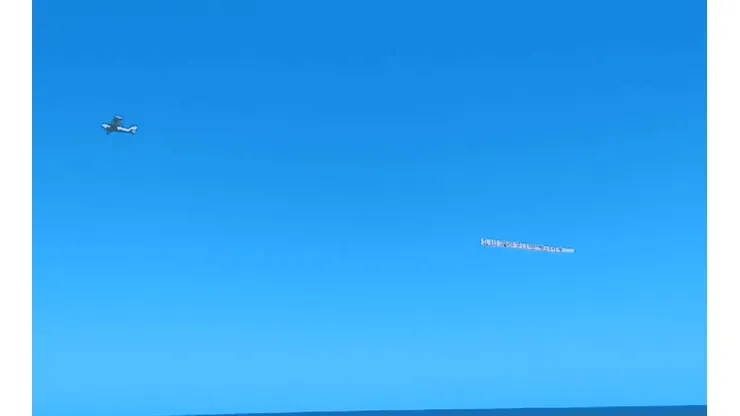Foto del avión de los hinchas de River.