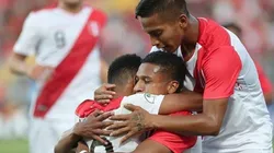 Perú festeja el gol del triunfo.
