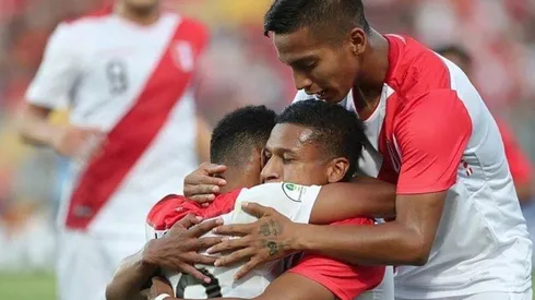 Perú festeja el gol del triunfo.