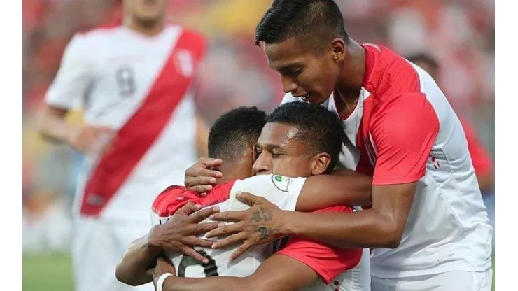 Perú festeja el gol del triunfo.