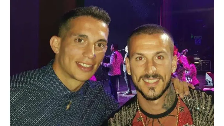 Iván Marcone junto a Darío Benedetto.