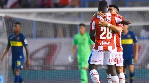 Augusto Lotti festeja uno de sus goles.