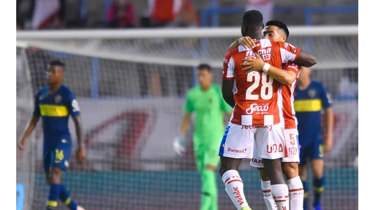 Augusto Lotti festeja uno de sus goles.