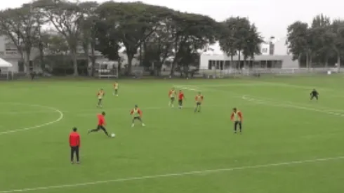 Tremendo golazo de Pulido en el entrenamiento.