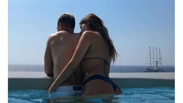 Foto de Javier Hernández con su novia.