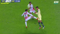 Terrible patada de Barragán.