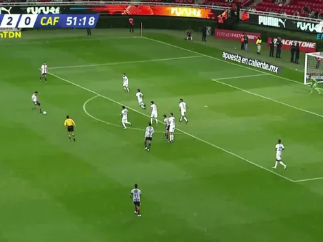 De afuera del área, Basulto la puso contra un palo para el tercero de Chivas