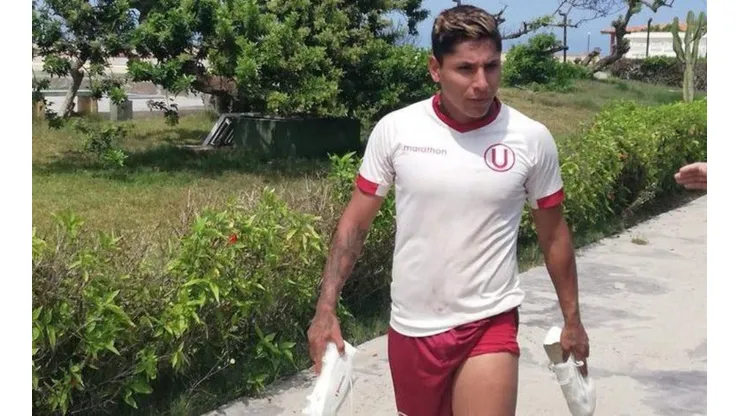 Raúl Ruidíaz sorprendió a todos y apareció con la camiseta de Universitario puesta
