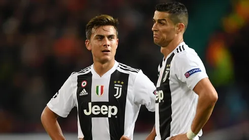 Paulo Dybala junto a Cristiano Ronaldo.