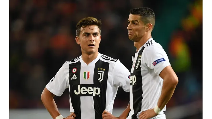 Paulo Dybala junto a Cristiano Ronaldo.