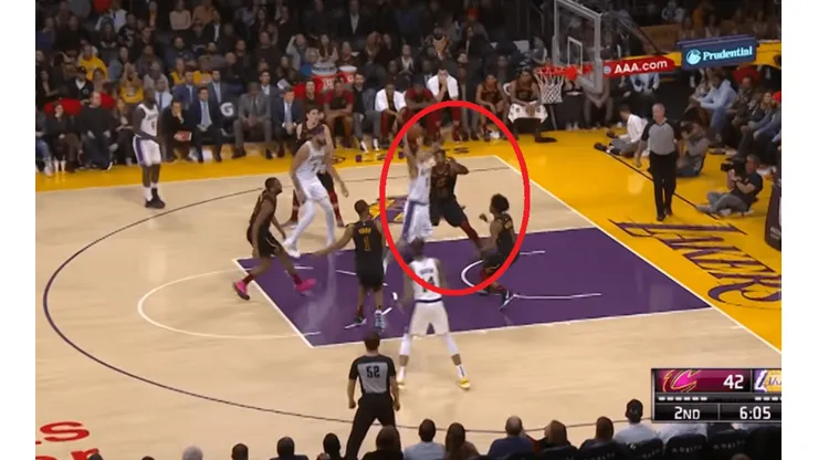 Kyle Kuzma se disfraza de Kobe Bryant con una terrible volcada