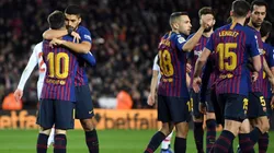 Messi y Suárez, abrazados luego de un gol