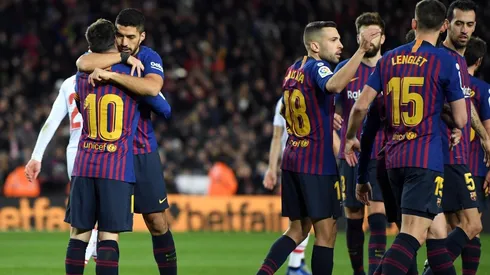 Messi y Suárez, abrazados luego de un gol