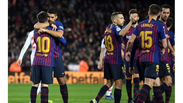 Messi y Suárez, abrazados luego de un gol