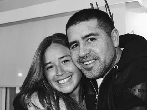 Bostera como papá: la hija de Riquelme se sacó una foto en la playa con la 10 de Román