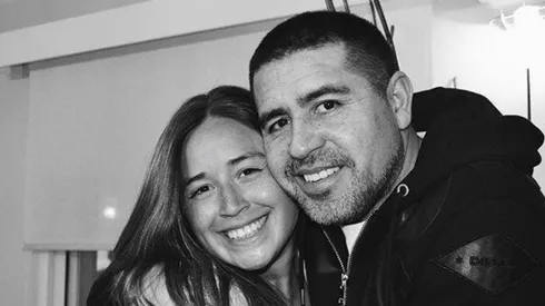 Bostera como papá: la hija de Riquelme se sacó una foto en la playa con la 10 de Román