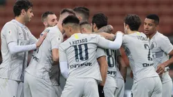 Todos abrazan a Icardi tras su gol