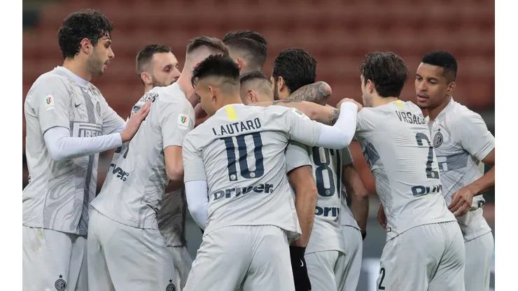 Todos abrazan a Icardi tras su gol