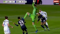 El arquero del Leeds pegó un patadón.