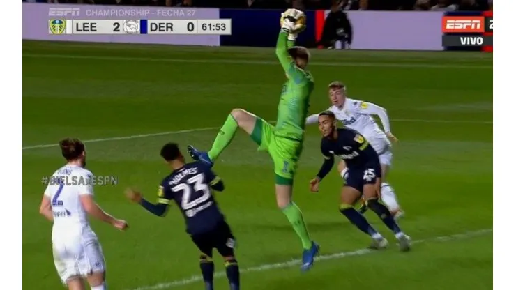 El arquero del Leeds pegó un patadón.