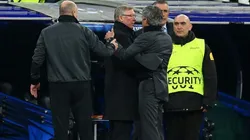Mourinho saludando a Sir Alex. Eran otros tiempos...