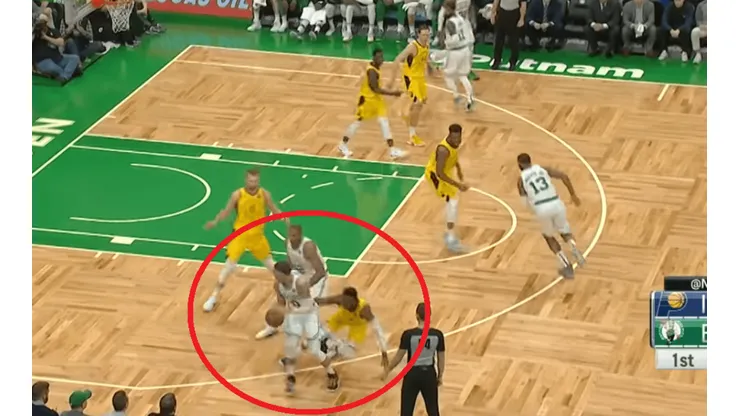 Jayson Tatum hace que Victor Oladipo bese el piso con un giro
