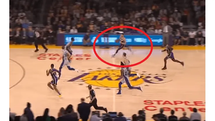 Tapón, robo y pase picado de Lonzo Ball para la asistencia