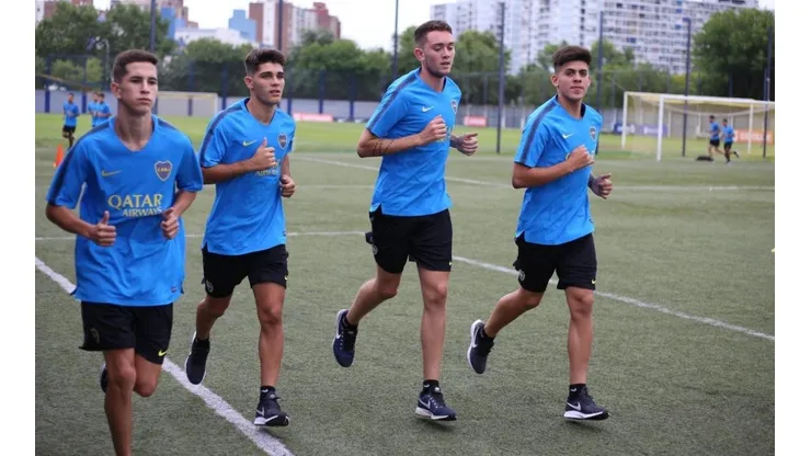 A los pibes que se estrenan en Boca les hicieron un desastre en la cabeza