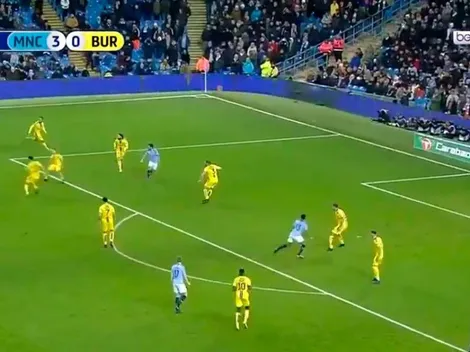 Y ni lo festejó: un juvenil del Manchester City acaba de hacer un gol demencial