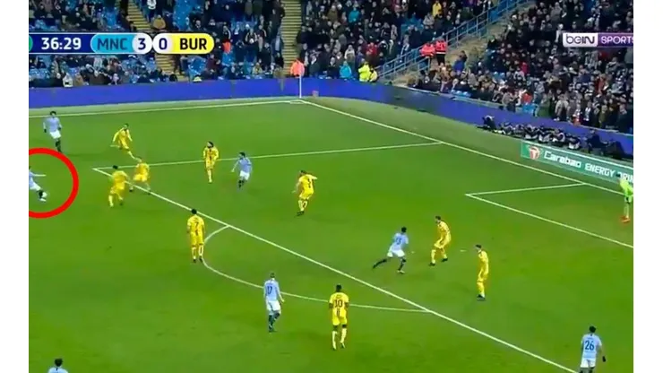 Y ni lo festejó: un juvenil del Manchester City acaba de hacer un gol demencial