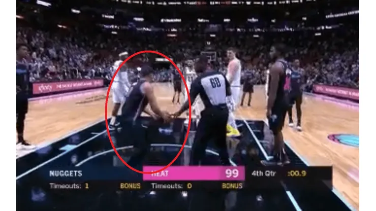 ¡Se volvió loco! Fanático borracho se mete en la cancha en el Nuggets - Heat