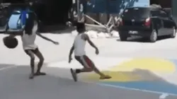 Niña trolleó a niño en el básquet y lo dejó tirado en el campo