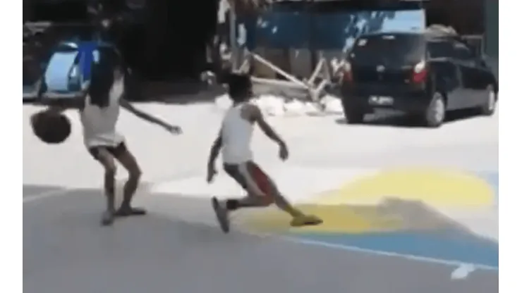 Niña trolleó a niño en el básquet y lo dejó tirado en el campo
