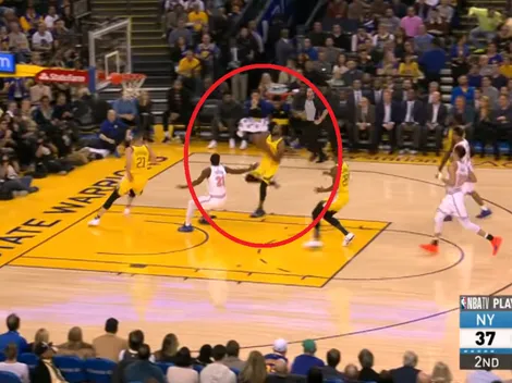 Stephen Curry lanza una linda asistencia de gancho para la clavada de Iguodala