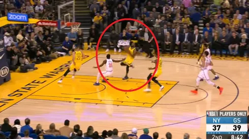 Stephen Curry lanza una linda asistencia de gancho para la clavada de Iguodala