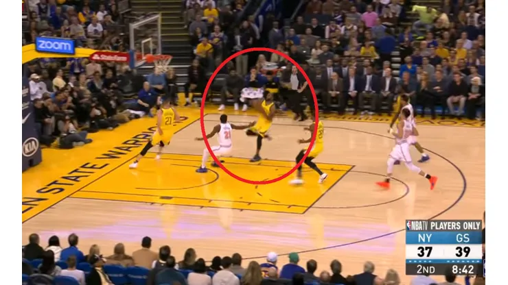 Stephen Curry lanza una linda asistencia de gancho para la clavada de Iguodala