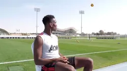 A Pogba le tiraron un pelotazo y lo despejó como los dioses.