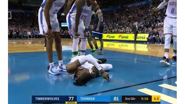 Nerlens Noel sufre conmoción cerebral tras un terrible codazo en la cara