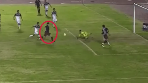 Godínez aprovechó que el portero la dejó "muerta" y estiró la ventaja de Chivas