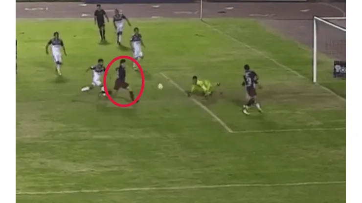 Godínez aprovechó que el portero la dejó "muerta" y estiró la ventaja de Chivas