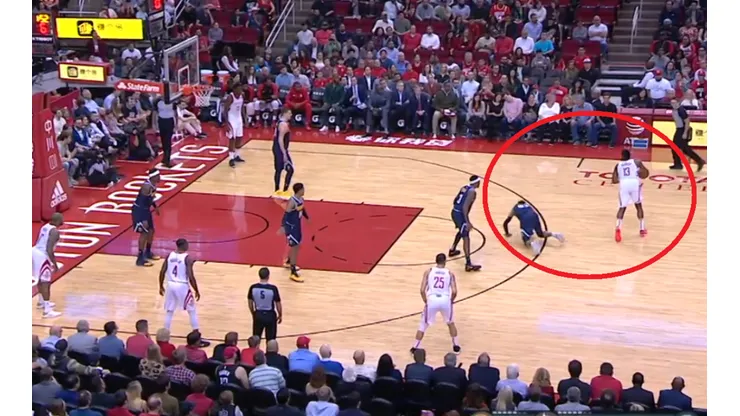 James Harden barre el piso con Jamal Murray y anota un triple en su cara