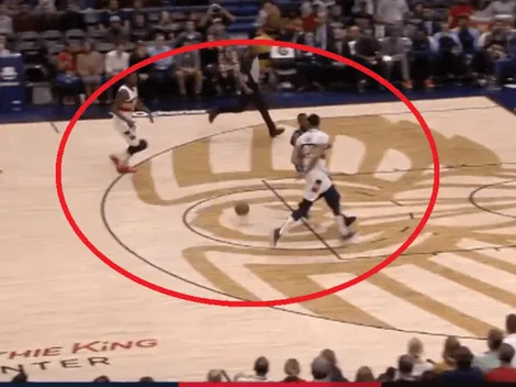 Sin ver y con pase por la espalda, Davis habilita a Randle para la clavada