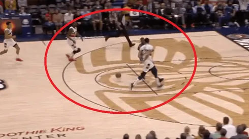 Sin ver y con pase por la espalda, Davis habilita a Randle para la clavada