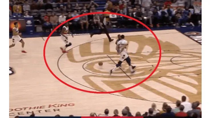 Sin ver y con pase por la espalda, Davis habilita a Randle para la clavada