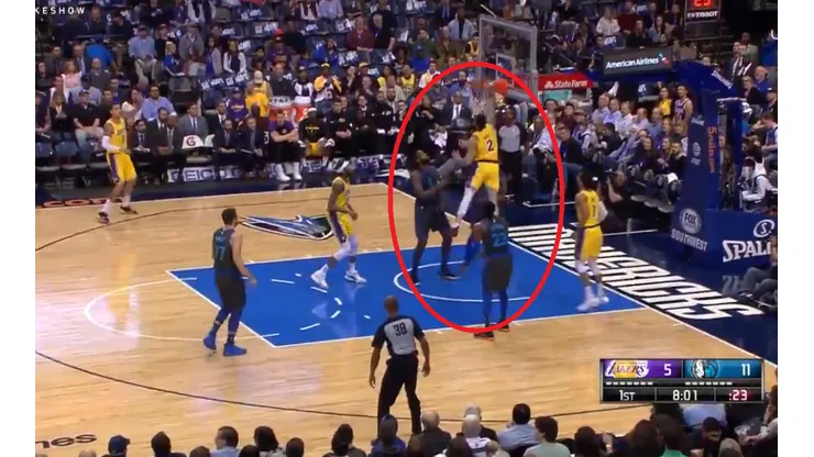 Lonzo Ball deja a DeAndre Jordan en un póster con una terrible volcada