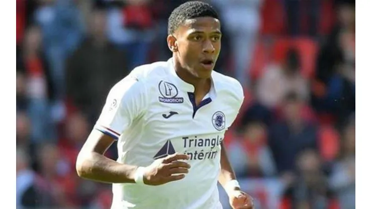 Barcelona confirmó el fichaje de Todibo